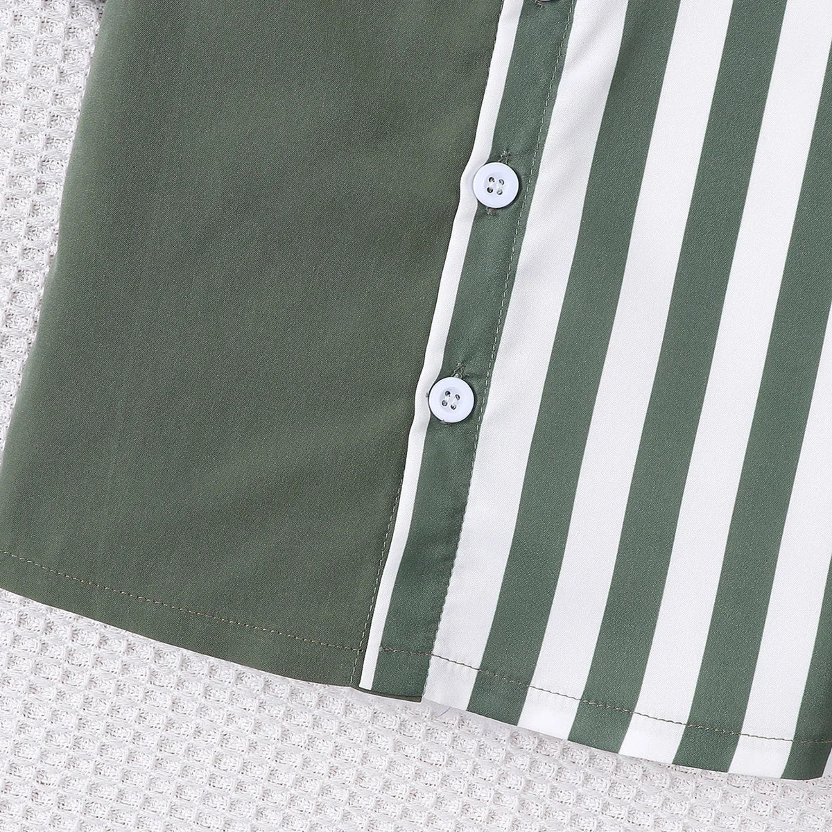 2-piece set of fashionable and casual solid color splicing short sleeved shirt top and shorts for baby boys, summer
