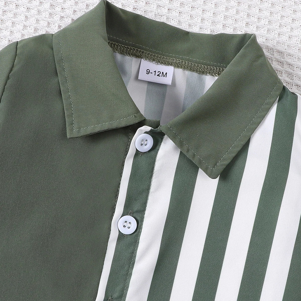 2-piece set of fashionable and casual solid color splicing short sleeved shirt top and shorts for baby boys, summer