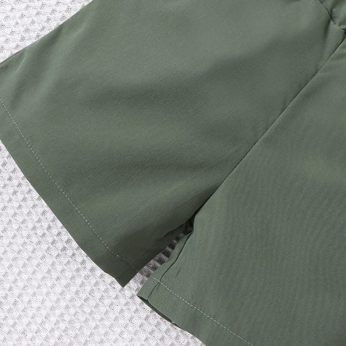 2-piece set of fashionable and casual solid color splicing short sleeved shirt top and shorts for baby boys, summer