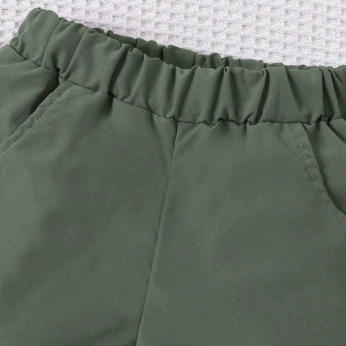 2-piece set of fashionable and casual solid color splicing short sleeved shirt top and shorts for baby boys, summer