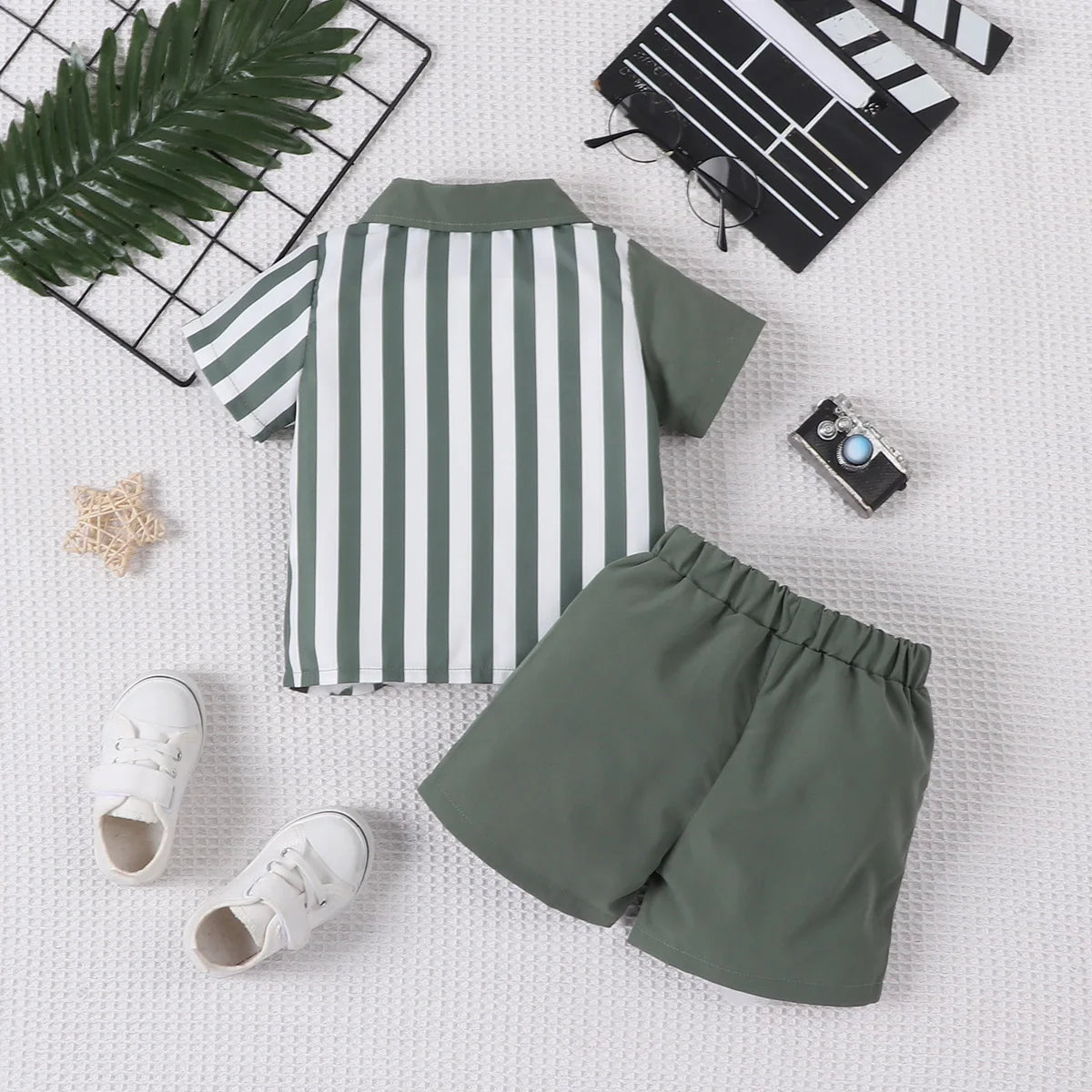 2-piece set of fashionable and casual solid color splicing short sleeved shirt top and shorts for baby boys, summer